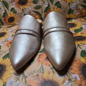 Naked Feet "Versus" Metallic Leather Pointy Flats in "New Silver" Size 6